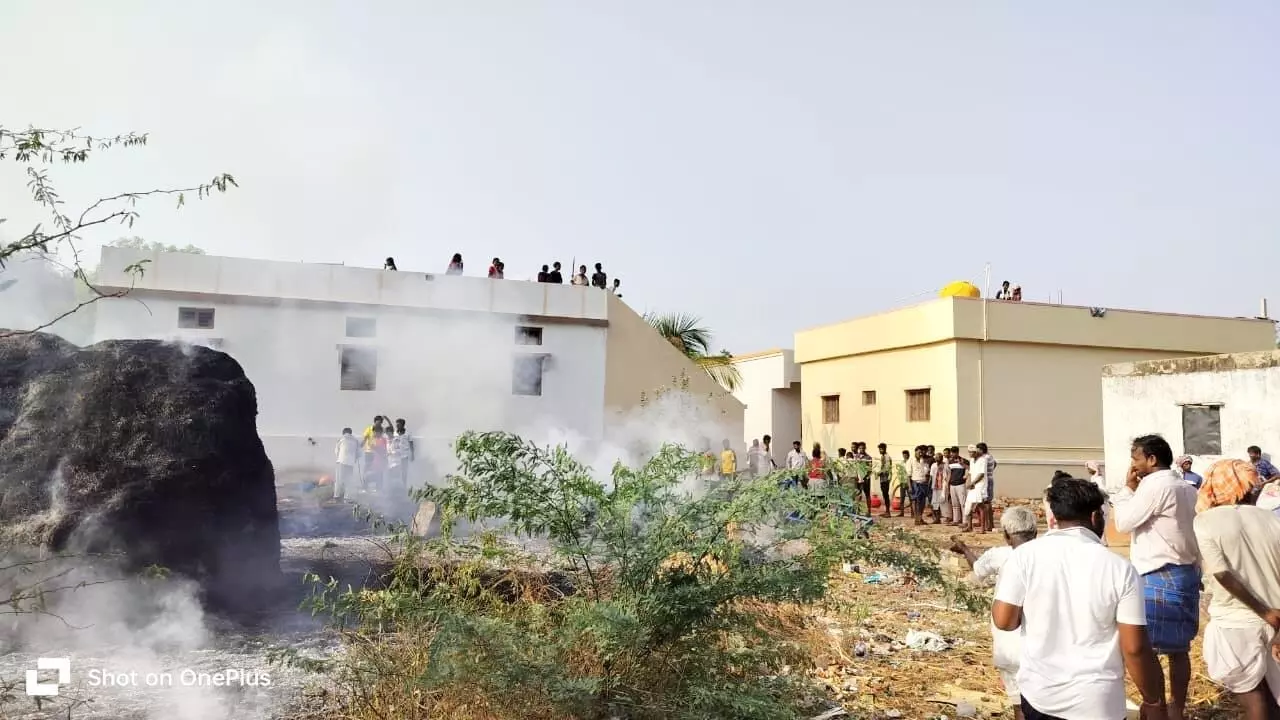 ಸುರಪುರ | ವಿದ್ಯುತ್ ಶಾರ್ಟ್ ಸರ್ಕ್ಯೂರ್ಟ್‌ನಿಂದ ಹುಲ್ಲಿನ ಬಣವೆಗಳಿಗೆ ಬೆಂಕಿ