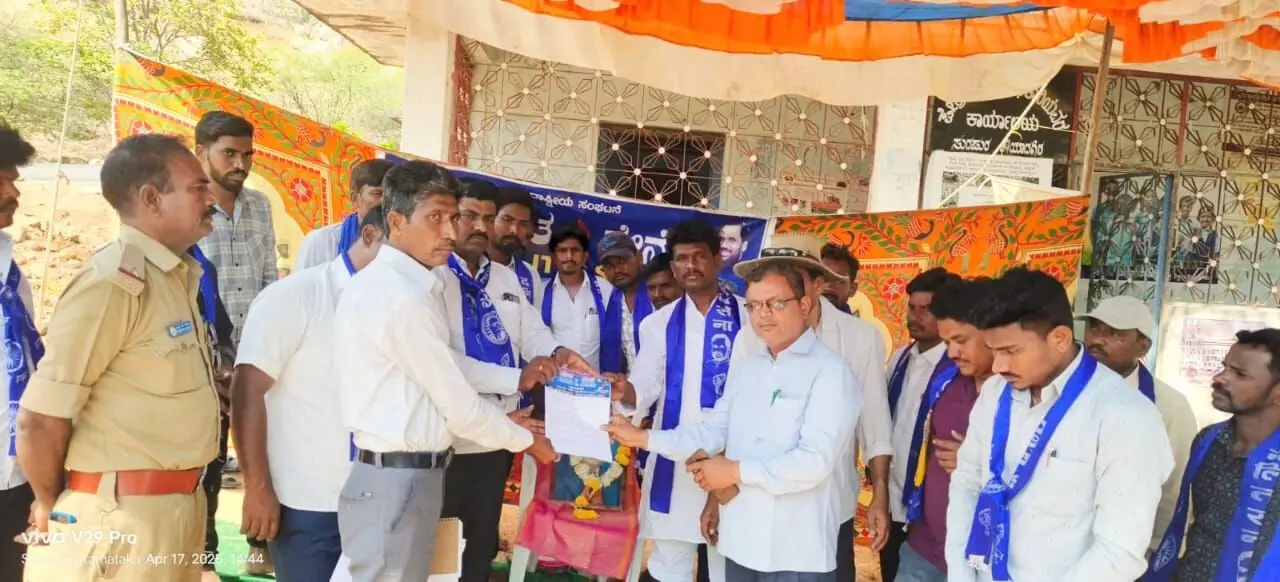 ಯಾದಗಿರಿ | ಕ್ಷೇತ್ರ ಶಿಕ್ಷಣಾಧಿಕಾರಿಗಳ ಕಚೇರಿ ಮುಂದೆ ದಲಿತ ಸೇನೆಯಿಂದ ಪ್ರತಿಭಟನೆ ಯಾದಗಿರಿ | ಕ್ಷೇತ್ರ ಶಿಕ್ಷಣಾಧಿಕಾರಿಗಳ ಕಚೇರಿ ಮುಂದೆ ದಲಿತ ಸೇನೆಯಿಂದ ಪ್ರತಿಭಟನೆ