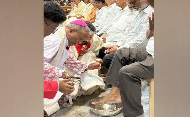 ಬೆಂಗಳೂರಿನ ಸೇಂಟ್ ಫ್ರಾನ್ಸಿಸ್ ಕ್ಸೇವಿಯರ್ ಕ್ಯಾಥೆಡ್ರಲ್‌ನಲ್ಲಿ ಪವಿತ್ರ ಗುರುವಾರ ಸಂಜೆ ಆಚರಣೆ