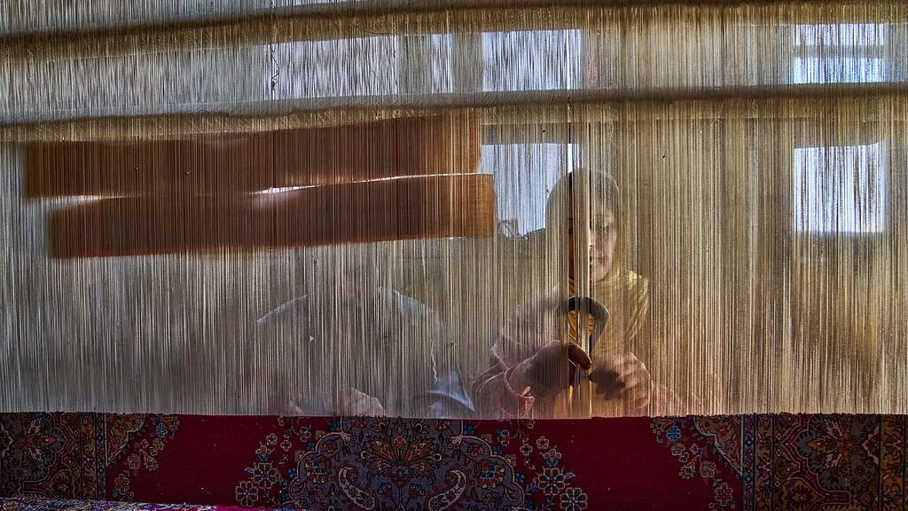 ಟ್ರಂಪ್ ಸುಂಕ ಸಂಕಷ್ಟ ; ಅಪಾಯದಂಚಿಗೆ ತಲುಪಿದ ಕಾಶ್ಮೀರದ ಶತಮಾನಗಳಷ್ಟು ಹಳೆಯ ಕಾರ್ಪೆಟ್ ಉದ್ಯಮ!