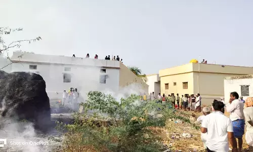 ಸುರಪುರ | ವಿದ್ಯುತ್ ಶಾರ್ಟ್ ಸರ್ಕ್ಯೂರ್ಟ್‌ನಿಂದ ಹುಲ್ಲಿನ ಬಣವೆಗಳಿಗೆ ಬೆಂಕಿ