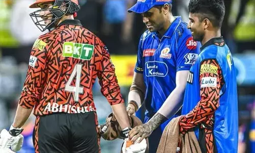 IPL 2025 | ಪಂದ್ಯದ ನಡುವೆ ಅಭಿಷೇಕ್ ಶರ್ಮಾ ಜೇಬು ಪರೀಕ್ಷಿಸಿದ ಸೂರ್ಯಕುಮಾರ್ ಯಾದವ್; ಕಾರಣವೇನು?