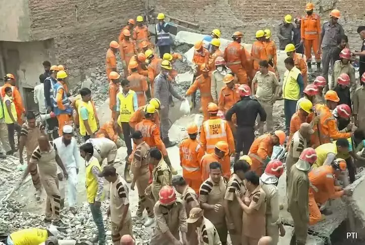 ಹೊಸದಿಲ್ಲಿ | ನಾಲ್ಕು ಅಂತಸ್ತಿನ ಕಟ್ಟಡ ಕುಸಿತ: ಕನಿಷ್ಠ ನಾಲ್ವರು ಮೃತ್ಯು, ಅವಶೇಷಗಳಡಿ ಹಲವರು ಸಿಲುಕಿರುವ ಶಂಕೆ