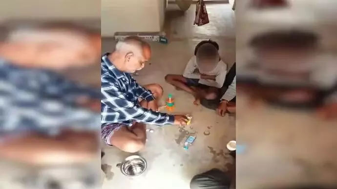 ಮಧ್ಯಪ್ರದೇಶ | ವಿದ್ಯಾರ್ಥಿಗಳಿಗೆ ಮದ್ಯ ನೀಡಿದ ಶಿಕ್ಷಕನ ವಿಡಿಯೊ ವೈರಲ್; ಆರೋಪಿಯ ಅಮಾನತು