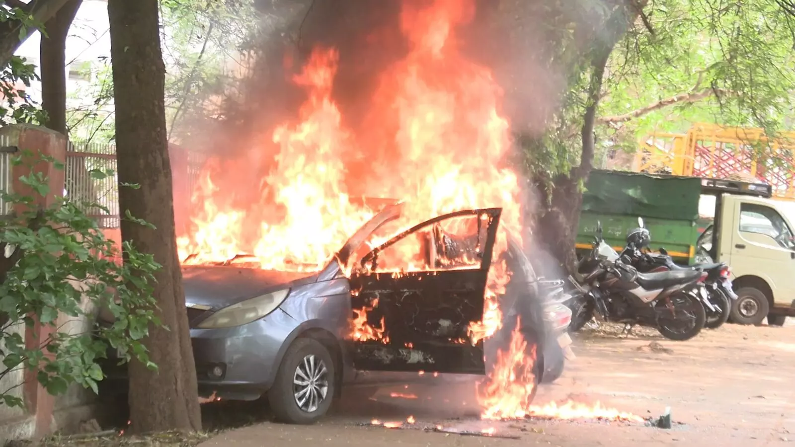 ಬೀದರ್ | ನಗರಸಭೆ ಆವರಣದಲ್ಲಿ ಕಾರಿಗೆ ಬೆಂಕಿ : ಸುಟ್ಟು ಕರಕಲು ಬೀದರ್ | ನಗರಸಭೆ ಆವರಣದಲ್ಲಿ ಕಾರಿಗೆ ಬೆಂಕಿ : ಸುಟ್ಟು ಕರಕಲು