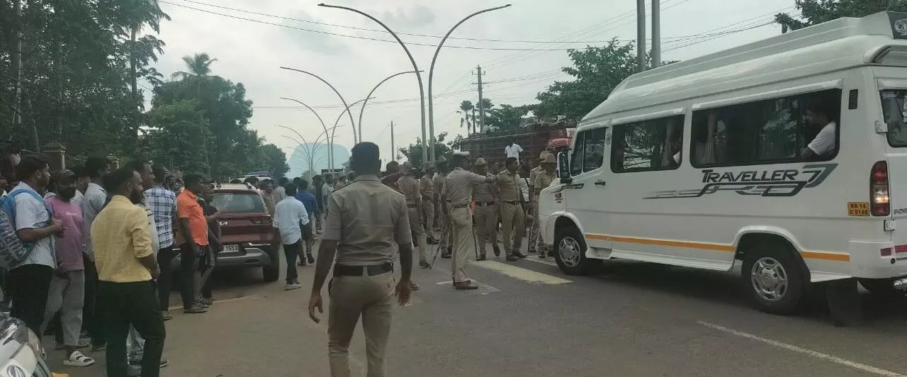 ಉಜಿರೆ: ರಾಮೋತ್ಸವ ಕಾರ್ಯಕ್ರಮಕ್ಕೆ ಬರುತ್ತಿದ್ದ ಪುನೀತ್ ಕೆರೆಹಳ್ಳಿಯನ್ನು ತಡೆದ ಪೊಲೀಸರು