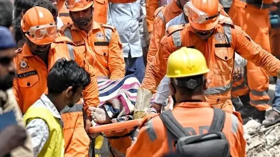 ಹೊಸದಿಲ್ಲಿ | ನಾಲ್ಕು ಅಂತಸ್ತಿನ ಕಟ್ಟಡ ಕುಸಿತ ಪ್ರಕರಣ : ಮೃತರ ಸಂಖ್ಯೆ 11ಕ್ಕೆ ಏರಿಕೆ ಹೊಸದಿಲ್ಲಿ | ನಾಲ್ಕು ಅಂತಸ್ತಿನ ಕಟ್ಟಡ ಕುಸಿತ ಪ್ರಕರಣ : ಮೃತರ ಸಂಖ್ಯೆ 11ಕ್ಕೆ ಏರಿಕೆ
