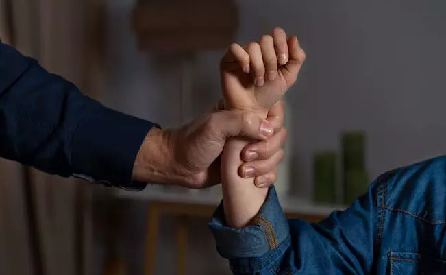 ಬಾಲಕಿಯ ಮೇಲೆ ಹಲ್ಲೆ ನಡೆಸಿ, ಗುಪ್ತಾಂಗಕ್ಕೆ ಗಾಯಗೊಳಿಸಿದ ಶಿಕ್ಷಕಿ; ಪೋಕ್ಸೊ ಪ್ರಕರಣ ದಾಖಲು