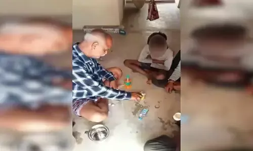 ಮಧ್ಯಪ್ರದೇಶ | ವಿದ್ಯಾರ್ಥಿಗಳಿಗೆ ಮದ್ಯ ನೀಡಿದ ಶಿಕ್ಷಕನ ವಿಡಿಯೊ ವೈರಲ್; ಆರೋಪಿಯ ಅಮಾನತು