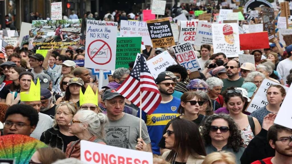 ಅಮೆರಿಕ: ಟ್ರಂಪ್ ನೀತಿಗಳನ್ನು ವಿರೋಧಿಸಿ ವ್ಯಾಪಕ ಪ್ರತಿಭಟನೆ