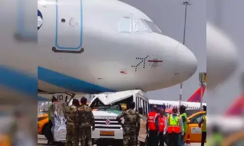 ಬೆಂಗಳೂರು: ನಿಂತಿದ್ದ ವಿಮಾನಕ್ಕೆ ಟೆಂಪೋ ಟ್ರಾವೆಲರ್ ಢಿಕ್ಕಿ