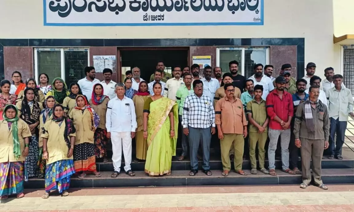 ಬೀದರ್ | ವಿವಿಧ ಬೇಡಿಕೆಗಳ ಈಡೇರಿಕೆಗೆ ಆಗ್ರಹಿಸಿ ಪೌರ ಕಾರ್ಮಿಕರು ಕಪ್ಪು ಪಟ್ಟಿ ಧರಿಸಿ ಪ್ರತಿಭಟನೆ ಬೀದರ್ | ವಿವಿಧ ಬೇಡಿಕೆಗಳ ಈಡೇರಿಕೆಗೆ ಆಗ್ರಹಿಸಿ ಪೌರ ಕಾರ್ಮಿಕರು ಕಪ್ಪು ಪಟ್ಟಿ ಧರಿಸಿ ಪ್ರತಿಭಟನೆ