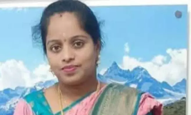 ಮೈಸೂರು | ಸ್ಕೂಟರ್‌ನಲ್ಲಿ ಹೋಗುತ್ತಿದ್ದ ದಂಪತಿಗೆ ಲಾರಿ ಢಿಕ್ಕಿ: ಸ್ಥಳದಲ್ಲೇ ಪತ್ನಿ ಮೃತ್ಯು, ಪತಿಗೆ ಗಂಭೀರ ಗಾಯ