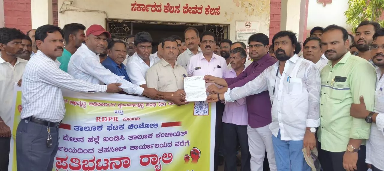 ಕಲಬುರಗಿ | ಪಿಡಿಓ ಅಧಿಕಾರಿ ಮೇಲೆ ಹಲ್ಲೆ; ಆರೋಪಿಗಳ ಬಂಧನಕ್ಕೆ ಆಗ್ರಹ ಕಲಬುರಗಿ | ಪಿಡಿಓ ಅಧಿಕಾರಿ ಮೇಲೆ ಹಲ್ಲೆ; ಆರೋಪಿಗಳ ಬಂಧನಕ್ಕೆ ಆಗ್ರಹ