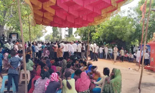ಬೀದರ್ | ನೀಲಿ ಧ್ವಜಕ್ಕೆ ಅವಮಾನ ಆರೋಪ : ಗ್ರಾಮಸ್ಥರಿಂದ ರಸ್ತೆ ತಡೆದು ಪ್ರತಿಭಟನೆ