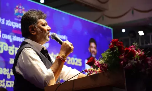 ಸಾರ್ವಜನಿಕರನ್ನು ಪದೇ, ಪದೇ ಕಚೇರಿಗೆ ಅಲೆಸಬೇಡಿ: ಸರಕಾರಿ ನೌಕರರಿಗೆ ಡಿ.ಕೆ.ಶಿವಕುಮಾರ್ ಕಿವಿಮಾತು