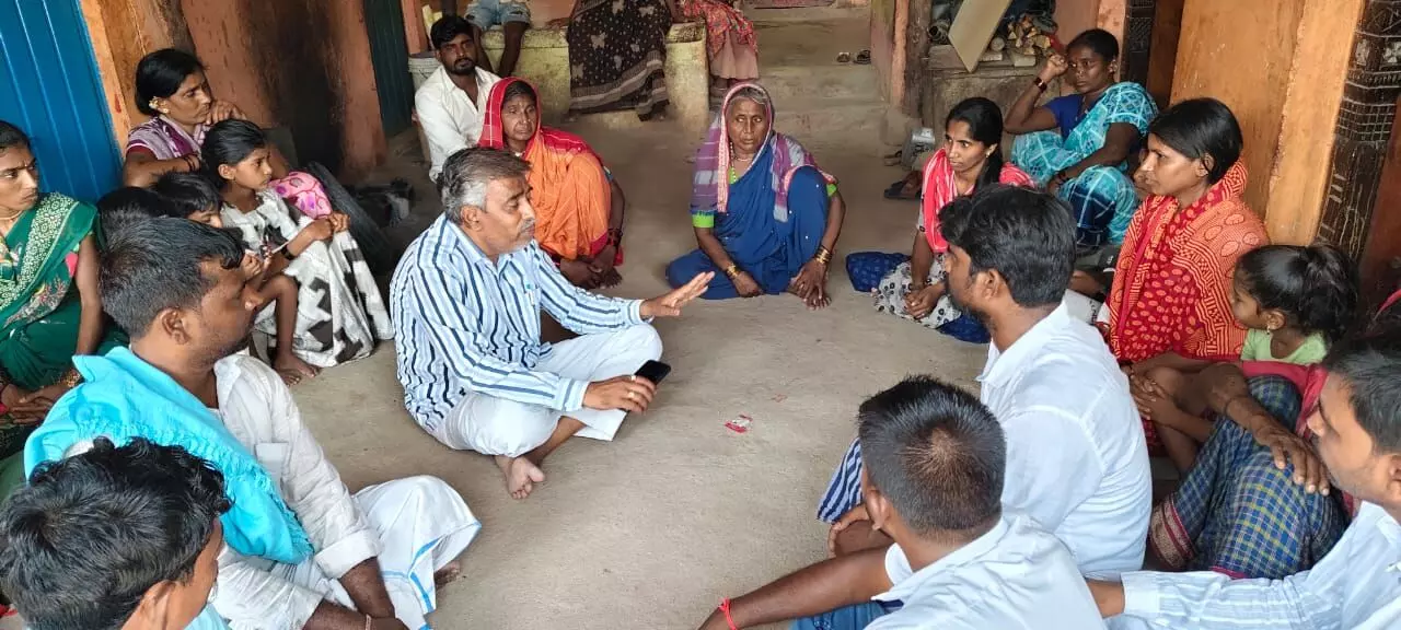 ಯಾದಗಿರಿ | ಅಪಘಾತದಲ್ಲಿ ಮೃತಪಟ್ಟ ಕುಟುಂಬಕ್ಕೆ ಸಾಂತ್ವನ ಹೇಳಿದ ಉಮೇಶ್ ಮುದ್ನಾಳ್ ಯಾದಗಿರಿ | ಅಪಘಾತದಲ್ಲಿ ಮೃತಪಟ್ಟ ಕುಟುಂಬಕ್ಕೆ ಸಾಂತ್ವನ ಹೇಳಿದ ಉಮೇಶ್ ಮುದ್ನಾಳ್