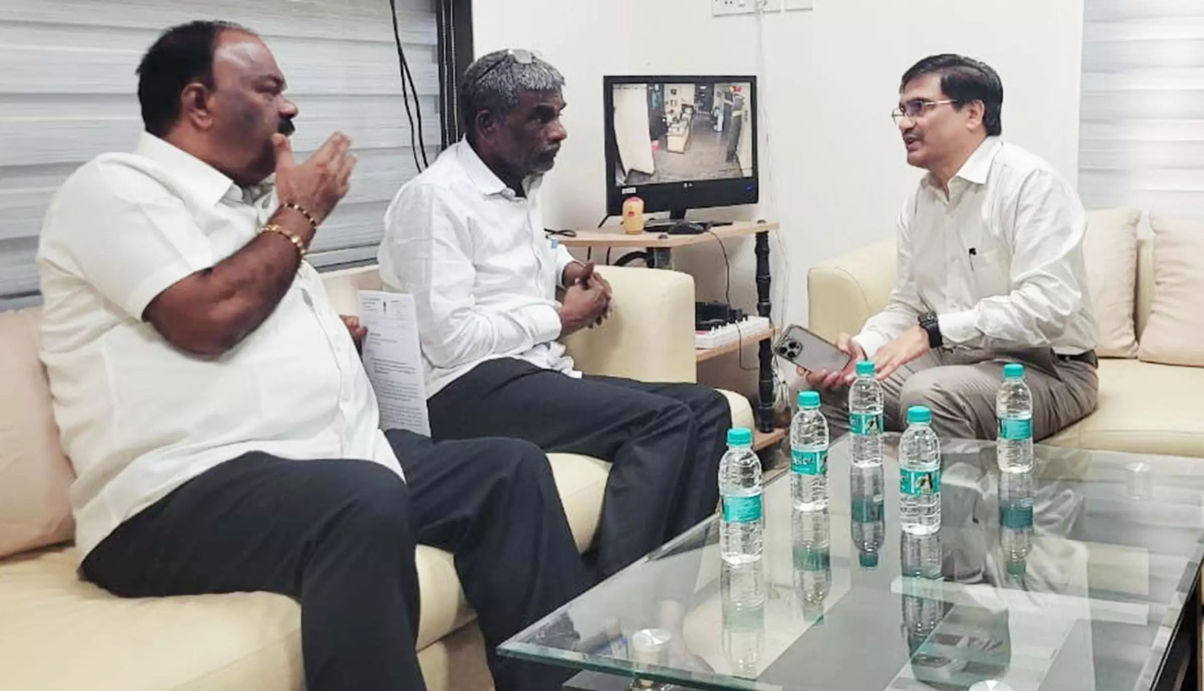 ಹೆದ್ದಾರಿ ಪ್ರಾಧಿಕಾರದ ಪ್ರಾದೇಶಿಕ ಅಧಿಕಾರಿಯನ್ನು ಭೇಟಿಯಾದ ಸಂಸದ ಕೋಟ ಶ್ರೀನಿವಾಸ ಪೂಜಾರಿ ಹೆದ್ದಾರಿ ಪ್ರಾಧಿಕಾರದ ಪ್ರಾದೇಶಿಕ ಅಧಿಕಾರಿಯನ್ನು ಭೇಟಿಯಾದ ಸಂಸದ ಕೋಟ ಶ್ರೀನಿವಾಸ ಪೂಜಾರಿ