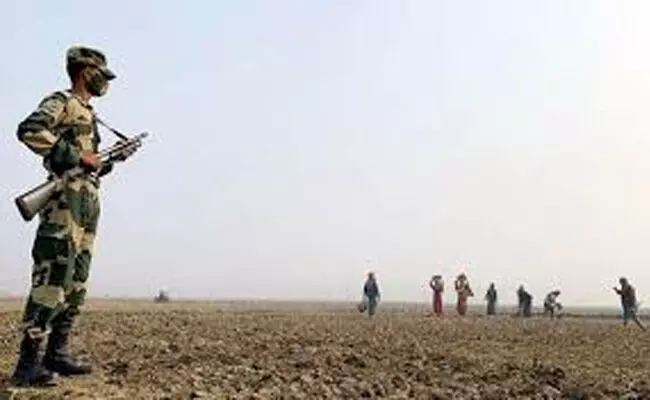 ಪಶ್ಚಿಮ ಬಂಗಾಳ | ಬಿಎಸ್ಎಫ್ ಯೋಧರ ವಿರುದ್ಧ ಯುವ ರೈತನ ಹತ್ಯೆ ಆರೋಪ ಪಶ್ಚಿಮ ಬಂಗಾಳ | ಬಿಎಸ್ಎಫ್ ಯೋಧರ ವಿರುದ್ಧ ಯುವ ರೈತನ ಹತ್ಯೆ ಆರೋಪ