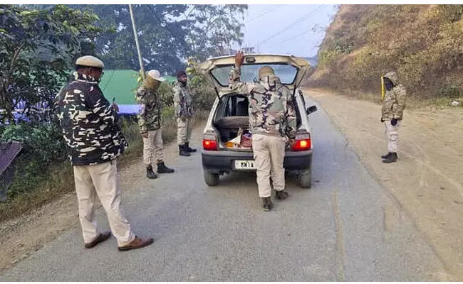 ಮಣಿಪುರ | ಕಮ್ರೋಜ್ ಜಿಲ್ಲೆಯಲ್ಲಿ ಹಲವು ಮನೆಗಳಿಗೆ ಬೆಂಕಿ ಹಚ್ಚಿದ ಬಂಡುಕೋರರು: ಎರಡು ಗ್ರಾಮಗಳಲ್ಲಿ ಕರ್ಫ್ಯೂ ಜಾರಿ ಮಣಿಪುರ | ಕಮ್ರೋಜ್ ಜಿಲ್ಲೆಯಲ್ಲಿ ಹಲವು ಮನೆಗಳಿಗೆ ಬೆಂಕಿ ಹಚ್ಚಿದ ಬಂಡುಕೋರರು: ಎರಡು ಗ್ರಾಮಗಳಲ್ಲಿ ಕರ್ಫ್ಯೂ ಜಾರಿ