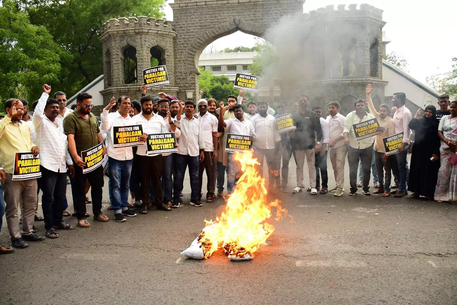 ಕಲಬುರಗಿ | ಪಹಲ್ಗಾಮ್ ಭಯೋತ್ಪಾದಕರ ದಾಳಿ ಖಂಡಿಸಿ ಯುವ ಕಾಂಗ್ರೆಸ್ ಪ್ರತಿಭಟನೆ ಕಲಬುರಗಿ | ಪಹಲ್ಗಾಮ್ ಭಯೋತ್ಪಾದಕರ ದಾಳಿ ಖಂಡಿಸಿ ಯುವ ಕಾಂಗ್ರೆಸ್ ಪ್ರತಿಭಟನೆ