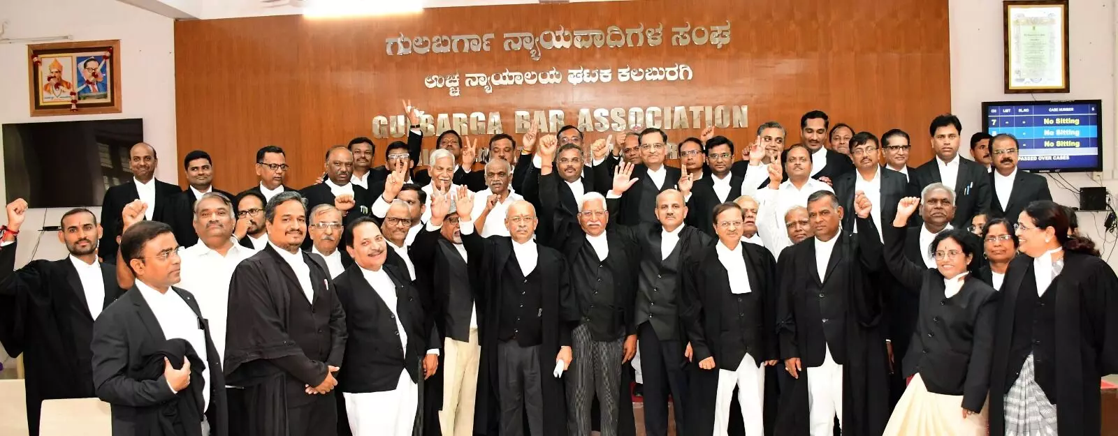 ಕಲಬುರಗಿ | ನ್ಯಾಯಾಧೀಶರ ವರ್ಗಾವಣೆ ವಿರೋಧಿಸಿ ಪ್ರತಿಭಟನೆ ಕಲಬುರಗಿ | ನ್ಯಾಯಾಧೀಶರ ವರ್ಗಾವಣೆ ವಿರೋಧಿಸಿ ಪ್ರತಿಭಟನೆ