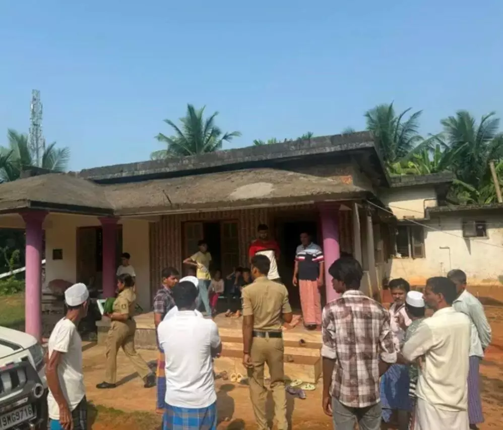 ತೆಕ್ಕಾರು: ಎರಡು ಮನೆಗಳಿಗೆ ನುಗ್ಗಿ ನಗ- ನಗದು ಕಳವು ತೆಕ್ಕಾರು: ಎರಡು ಮನೆಗಳಿಗೆ ನುಗ್ಗಿ ನಗ- ನಗದು ಕಳವು