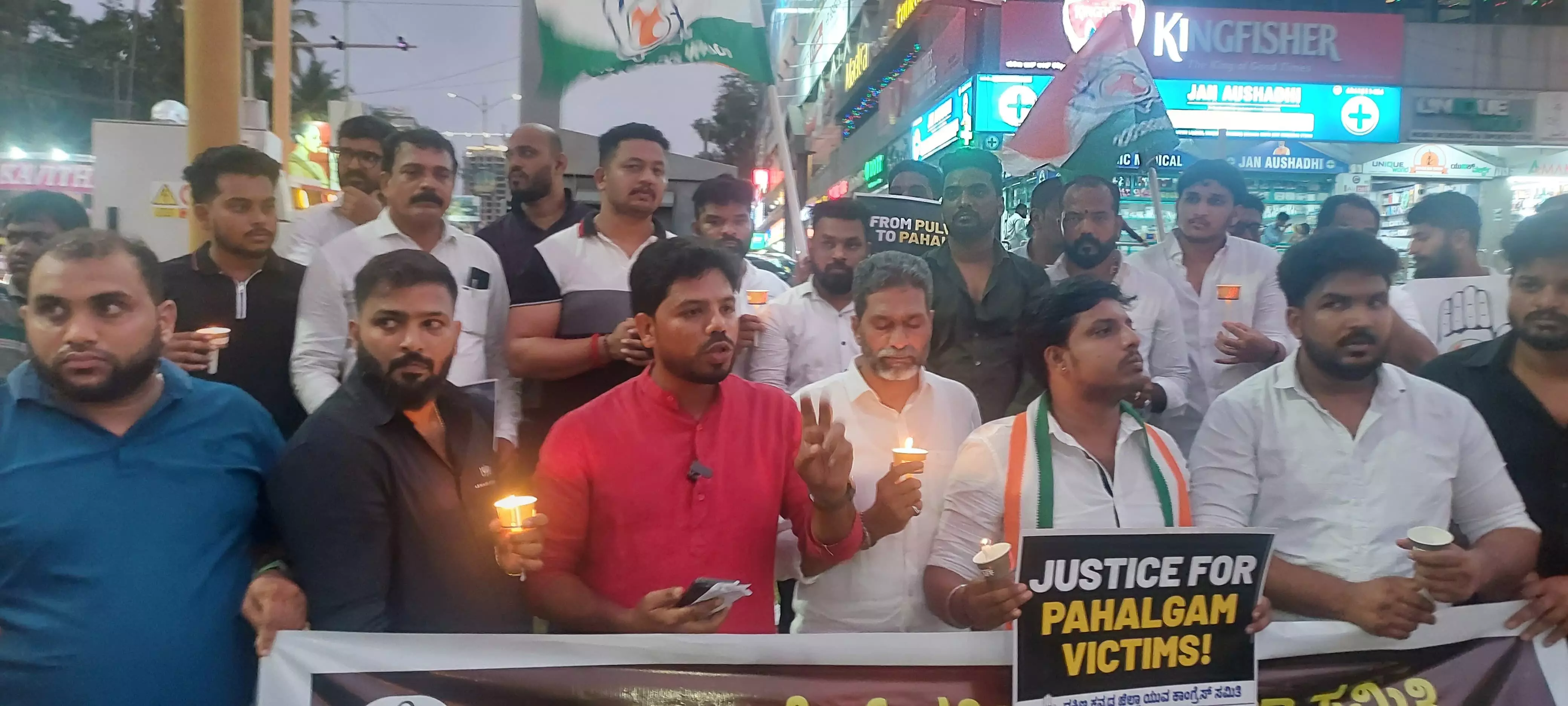 ಪಹಲ್ಗಾಮ್ನಲ್ಲಿ ಭಯೋತ್ಪಾದಕ ದಾಳಿ: ದ.ಕ.ಜಿಲ್ಲಾ ಯುವ ಕಾಂಗ್ರೆಸ್ನಿಂದ ಮೊಂಬತ್ತಿ ಹಿಡಿದು ಪ್ರತಿಭಟನೆ ಪಹಲ್ಗಾಮ್ನಲ್ಲಿ ಭಯೋತ್ಪಾದಕ ದಾಳಿ: ದ.ಕ.ಜಿಲ್ಲಾ ಯುವ ಕಾಂಗ್ರೆಸ್ನಿಂದ ಮೊಂಬತ್ತಿ ಹಿಡಿದು ಪ್ರತಿಭಟನೆ