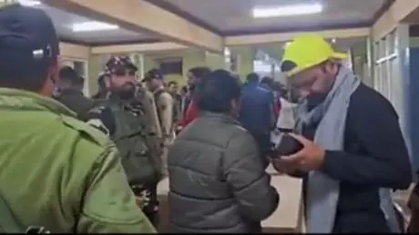 ಕಾಶ್ಮೀರದಿಂದ ರಾಜ್ಯಕ್ಕೆ ಮರಳುವ ಪ್ರವಾಸಿಗರಿಗೆ ನೆರವು ನೀಡುತ್ತಿರುವ ಸಚಿವ ಸಂತೋಷ್ ಲಾಡ್