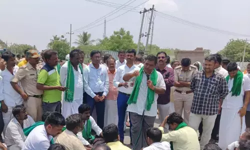 ಮಾನ್ವಿ: ಹಿಂಗಾರು ಜೋಳ ಖರೀದಿ ನೋಂದಣಿಗೆ ಒತ್ತಾಯಿಸಿ ಪ್ರತಿಭಟನೆ