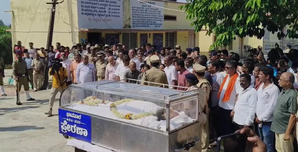 ಶಿವಮೊಗ್ಗ | ಸರಕಾರಿ ಗೌರವದೊಂದಿಗೆ ನೆರವೇರಿದ ಮಂಜುನಾಥ ರಾವ್ ಅಂತ್ಯಕ್ರಿಯೆ ಶಿವಮೊಗ್ಗ | ಸರಕಾರಿ ಗೌರವದೊಂದಿಗೆ ನೆರವೇರಿದ ಮಂಜುನಾಥ ರಾವ್ ಅಂತ್ಯಕ್ರಿಯೆ