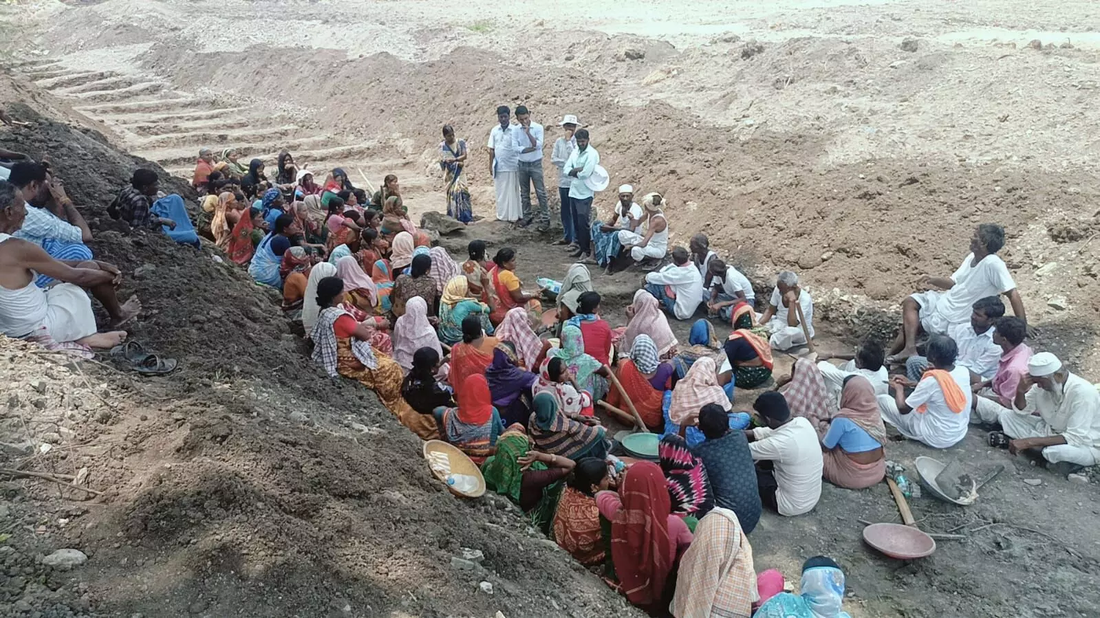 ರಾಯಚೂರು | ಗೆಜ್ಕಲಗಟ್ಟಾ ಗ್ರಾ.ಪಂ ನಲ್ಲಿ ನರೇಗಾ ಕಾರ್ಮಿಕರಿಗೆ ಜಾಬ್ ಕಾರ್ಡ್ ವಿತರಣೆ ರಾಯಚೂರು | ಗೆಜ್ಕಲಗಟ್ಟಾ ಗ್ರಾ.ಪಂ ನಲ್ಲಿ ನರೇಗಾ ಕಾರ್ಮಿಕರಿಗೆ ಜಾಬ್ ಕಾರ್ಡ್ ವಿತರಣೆ