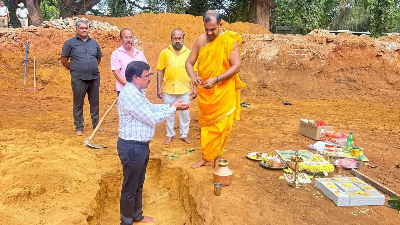 ಕುಂದಾಪುರ: ನೂತನ ನಿರೀಕ್ಷಣಾ ಮಂದಿರ ಕಾಮಗಾರಿಗೆ ಭೂಮಿ ಪೂಜೆ ಕುಂದಾಪುರ: ನೂತನ ನಿರೀಕ್ಷಣಾ ಮಂದಿರ ಕಾಮಗಾರಿಗೆ ಭೂಮಿ ಪೂಜೆ