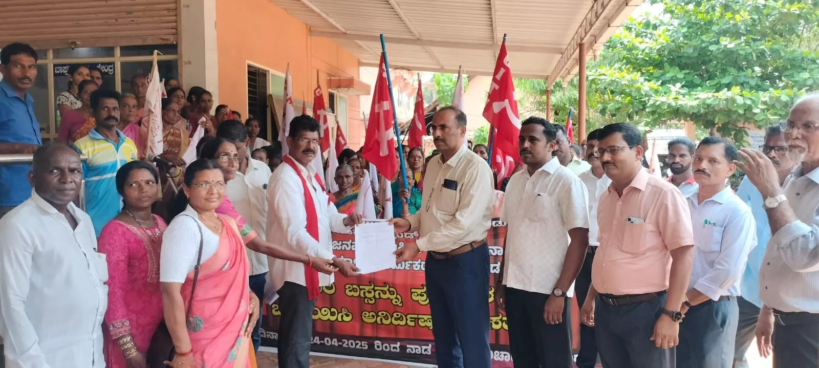 ನಾಡ: ಕೆಎಸ್ಸಾರ್ಟಿಸಿ ಬಸ್ ಪುನರಾರಂಭಕ್ಕೆ ಆಗ್ರಹಿಸಿ ಪ್ರತಿಭಟನೆ ನಾಡ: ಕೆಎಸ್ಸಾರ್ಟಿಸಿ ಬಸ್ ಪುನರಾರಂಭಕ್ಕೆ ಆಗ್ರಹಿಸಿ ಪ್ರತಿಭಟನೆ