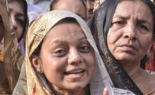 ‘ನೀವು ವಿಐಪಿಗಳನ್ನು ರಕ್ಷಿಸುತ್ತೀರಿ, ನಮ್ಮನ್ನಲ್ಲ’: ಪಹಲ್ಗಾಮ್ ಭಯೋತ್ಪಾದಕ ದಾಳಿಯಲ್ಲಿ ಮೃತಪಟ್ಟ ಪತಿಯ ಅಂತ್ಯಸಂಸ್ಕಾರದಲ್ಲಿ ಸರಕಾರದ ವಿರುದ್ಧ ಭುಗಿಲೆದ್ದ ಗುಜರಾತ್ ಮಹಿಳೆಯ ಆಕ್ರೋಶ ‘ನೀವು ವಿಐಪಿಗಳನ್ನು ರಕ್ಷಿಸುತ್ತೀರಿ, ನಮ್ಮನ್ನಲ್ಲ’: ಪಹಲ್ಗಾಮ್ ಭಯೋತ್ಪಾದಕ ದಾಳಿಯಲ್ಲಿ ಮೃತಪಟ್ಟ ಪತಿಯ ಅಂತ್ಯಸಂಸ್ಕಾರದಲ್ಲಿ ಸರಕಾರದ ವಿರುದ್ಧ ಭುಗಿಲೆದ್ದ ಗುಜರಾತ್ ಮಹಿಳೆಯ ಆಕ್ರೋಶ