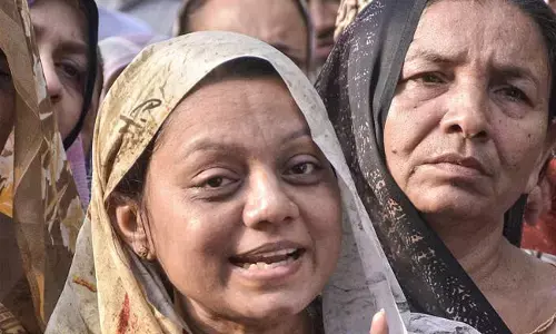 ‘ನೀವು ವಿಐಪಿಗಳನ್ನು ರಕ್ಷಿಸುತ್ತೀರಿ, ನಮ್ಮನ್ನಲ್ಲ’: ಪಹಲ್ಗಾಮ್ ಭಯೋತ್ಪಾದಕ ದಾಳಿಯಲ್ಲಿ ಮೃತಪಟ್ಟ ಪತಿಯ ಅಂತ್ಯಸಂಸ್ಕಾರದಲ್ಲಿ ಸರಕಾರದ ವಿರುದ್ಧ ಭುಗಿಲೆದ್ದ ಗುಜರಾತ್ ಮಹಿಳೆಯ ಆಕ್ರೋಶ