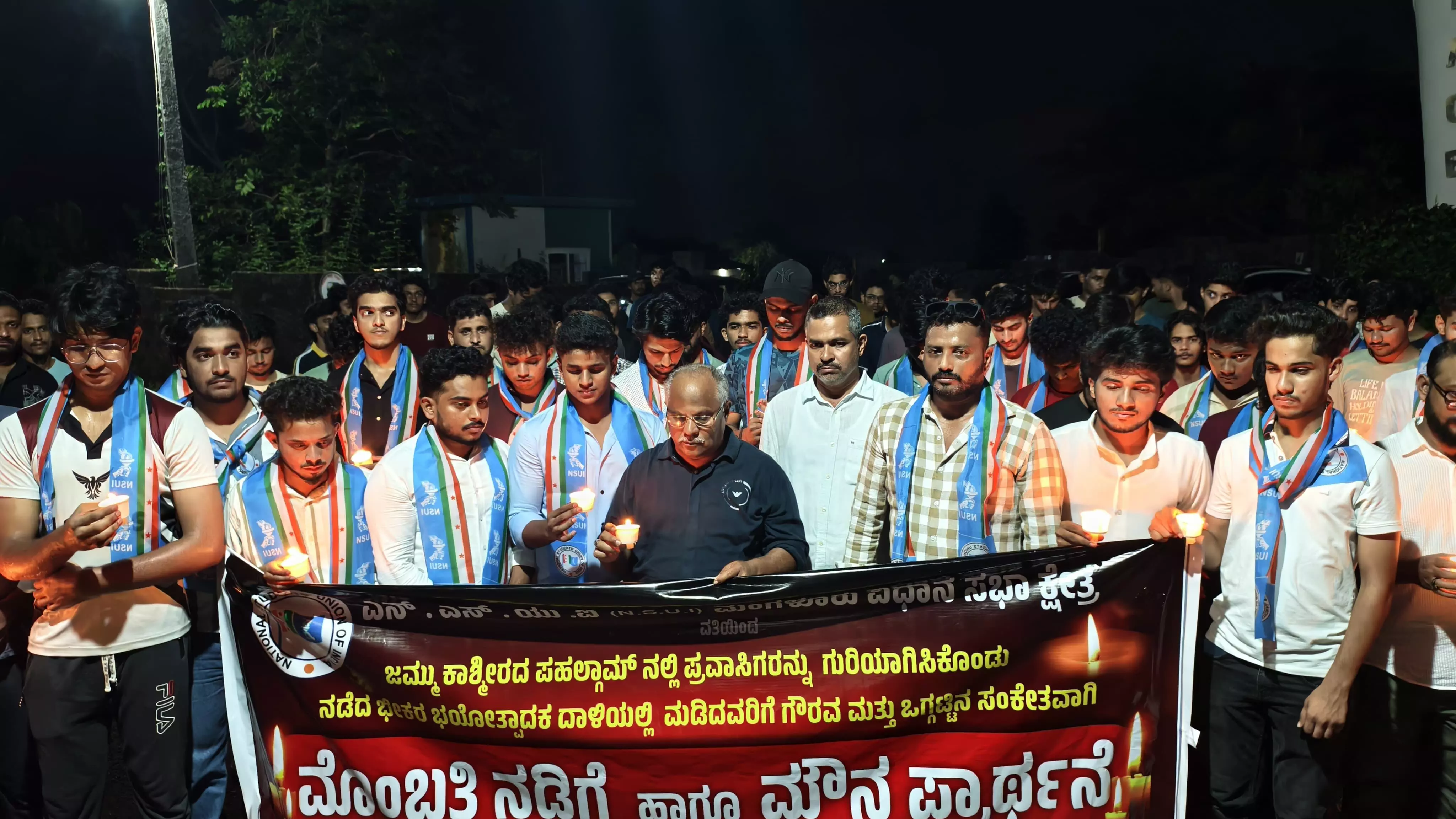 ನಡುಪದವು: ಪಹಲ್ಗಾಮ್ ಉಗ್ರರ ದಾಳಿಯಲ್ಲಿ ಮಡಿದವರಿಗೆ ಶ್ರದ್ಧಾಂಜಲಿ; ಮೊಂಬತ್ತಿ ನಡಿಗೆ