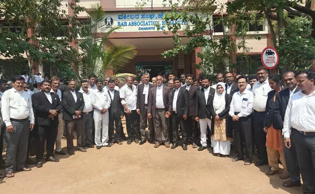 ಹೊಸಪೇಟೆ | ಪಹಲ್ಗಾಮ್ ಭಯೋತ್ಪಾದಕರ ದಾಳಿ ಖಂಡಿಸಿ ವಕೀಲರ ಸಂಘದಿಂದ ಪ್ರತಿಭಟನೆ