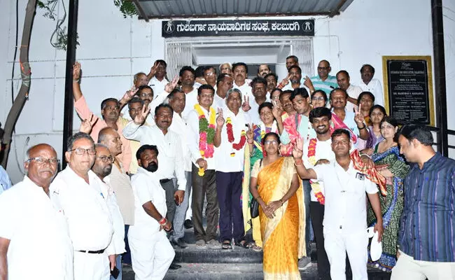 ಕಲಬುರಗಿ | ಕಲಬುರಗಿ ಬಾರ್ ಅಸೊಸಿಯೇಷನ್ ಅಧ್ಯಕ್ಷರಾಗಿ ಎಸ್.ವಿ.ಪಸಾರ ಆಯ್ಕೆ ಕಲಬುರಗಿ | ಕಲಬುರಗಿ ಬಾರ್ ಅಸೊಸಿಯೇಷನ್ ಅಧ್ಯಕ್ಷರಾಗಿ ಎಸ್.ವಿ.ಪಸಾರ ಆಯ್ಕೆ