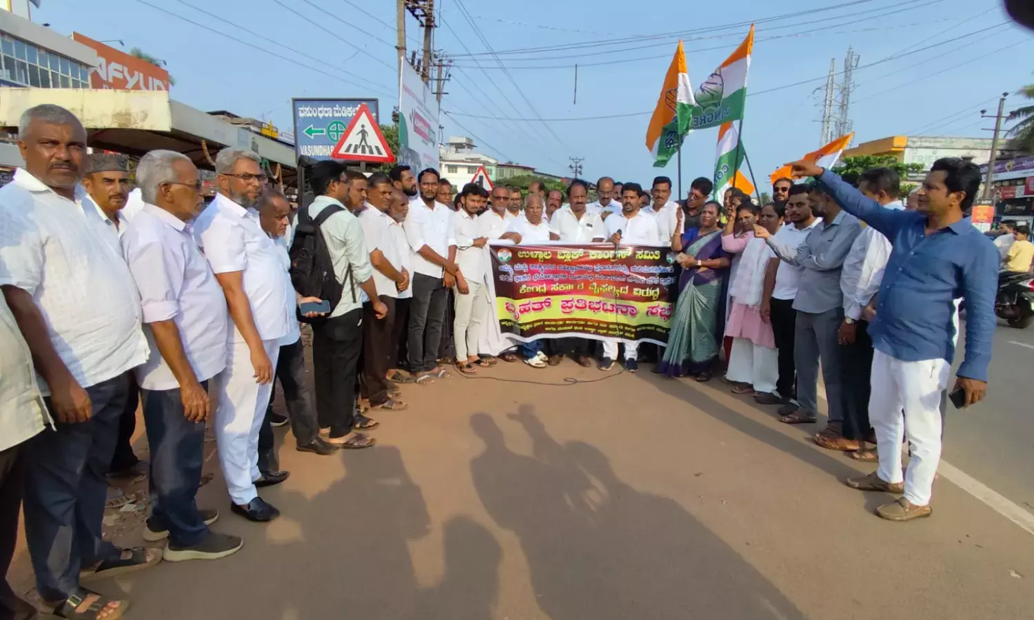 ದೇರಳಕಟ್ಟೆ: ಪಹಲ್ಗಾಮ್ ದಾಳಿ ಖಂಡಿಸಿ ಬ್ಲಾಕ್ ಕಾಂಗ್ರೆಸ್ ವತಿಯಿಂದ ಪ್ರತಿಭಟನೆ