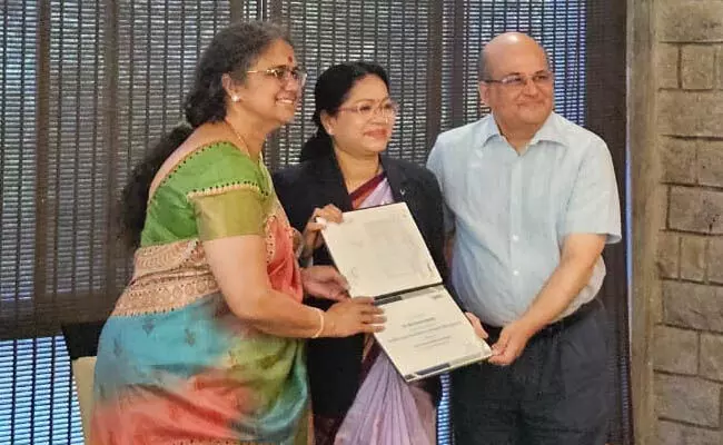 ಡಾ. ಸವಿತಾ ಕಾಮತ್‌ಗೆ ಐಐಎಂಬಿಯಲ್ಲಿ ಅಗ್ರಸ್ಥಾನ