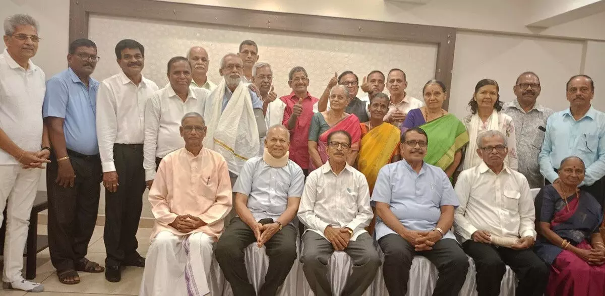 49 ವರ್ಷಗಳ ಹಿಂದೆ ಪಾಠ ಮಾಡಿದ ಗುರುಗಳಿಗೆ ಹಿರಿಯ ವಿದ್ಯಾರ್ಥಿಗಳಿಂದ ಗುರುವಂದನೆ 49 ವರ್ಷಗಳ ಹಿಂದೆ ಪಾಠ ಮಾಡಿದ ಗುರುಗಳಿಗೆ ಹಿರಿಯ ವಿದ್ಯಾರ್ಥಿಗಳಿಂದ ಗುರುವಂದನೆ