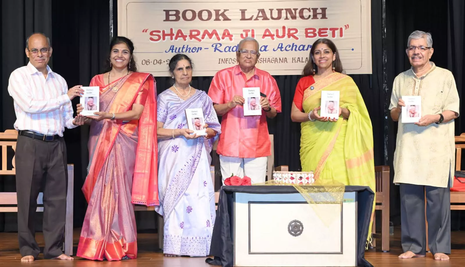 ‘ಶರ್ಮಾಜಿ ಔರ್ ಬೇಟಿ’ ಆಂಗ್ಲ ಕೃತಿ ಬಿಡುಗಡೆ ‘ಶರ್ಮಾಜಿ ಔರ್ ಬೇಟಿ’ ಆಂಗ್ಲ ಕೃತಿ ಬಿಡುಗಡೆ