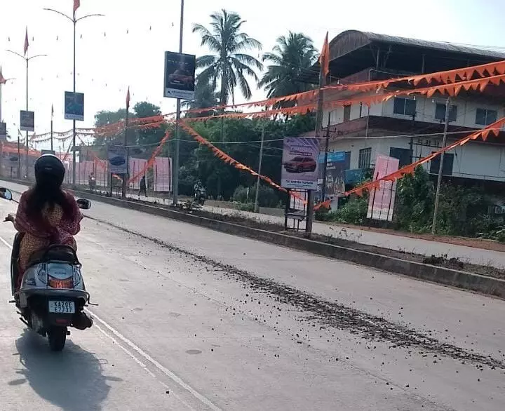 ಪರ್ಕಳ ರಸ್ತೆಯುದ್ದಕ್ಕೂ ರೆಡಿಮಿಕ್ಸ್ ವಾಹನಗಳ ಅವಾಂತರ: ಸ್ಥಳೀಯರ ಆರೋಪ ಪರ್ಕಳ ರಸ್ತೆಯುದ್ದಕ್ಕೂ ರೆಡಿಮಿಕ್ಸ್ ವಾಹನಗಳ ಅವಾಂತರ: ಸ್ಥಳೀಯರ ಆರೋಪ