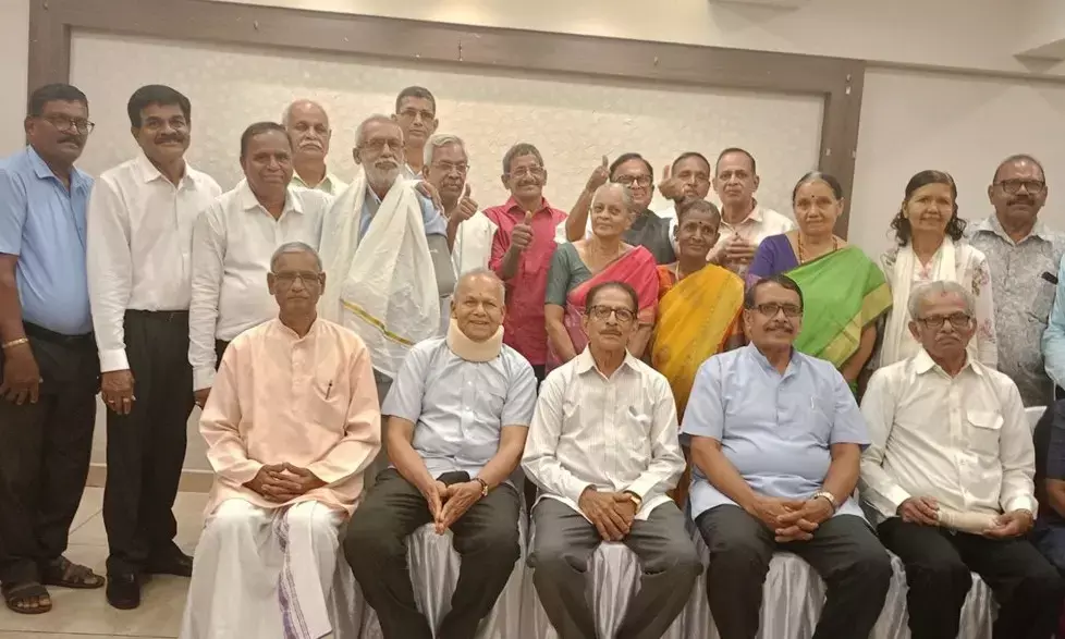 49 ವರ್ಷಗಳ ಹಿಂದೆ ಪಾಠ ಮಾಡಿದ ಗುರುಗಳಿಗೆ ಹಿರಿಯ ವಿದ್ಯಾರ್ಥಿಗಳಿಂದ ಗುರುವಂದನೆ