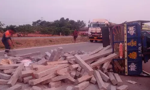 ಕೂಡ್ಲಿಗಿ: ಟ್ರ್ಯಾಕ್ಟರ್ ಪಲ್ಟಿ; ಓರ್ವ ಮೃತ್ಯು, ಇಬ್ಬರಿಗೆ ಗಂಭೀರ ಗಾಯ