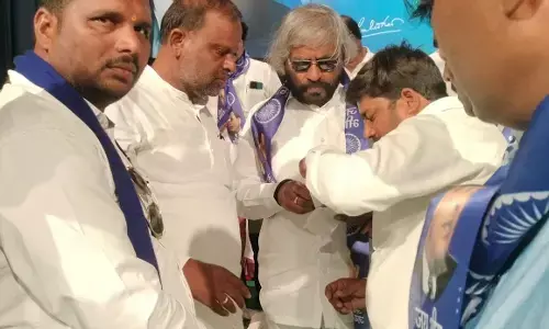 ಸಮಾಜ ಕಲ್ಯಾಣ ಇಲಾಖೆಯ ಉಪನಿರ್ದೆಶಕಿಯನ್ನು ಸೇವೆಯಿಂದ ಅಮಾನತುಗೊಳಿಸುವಂತೆ ಮನವಿ