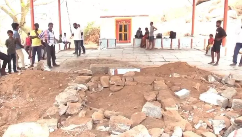 ರಾಯಚೂರು: ನಿಧಿಗಾಗಿ ಅರ್ಚಕನಿಂದಲೇ ದೇವಸ್ಥಾನದ ಕಟ್ಟೆ ಧ್ವಂಸ ಆರೋಪ; ಬಜರಂಗದಳ ಕಾರ್ಯಕರ್ತರ ನಡುವೆ ವಾಗ್ವಾದ