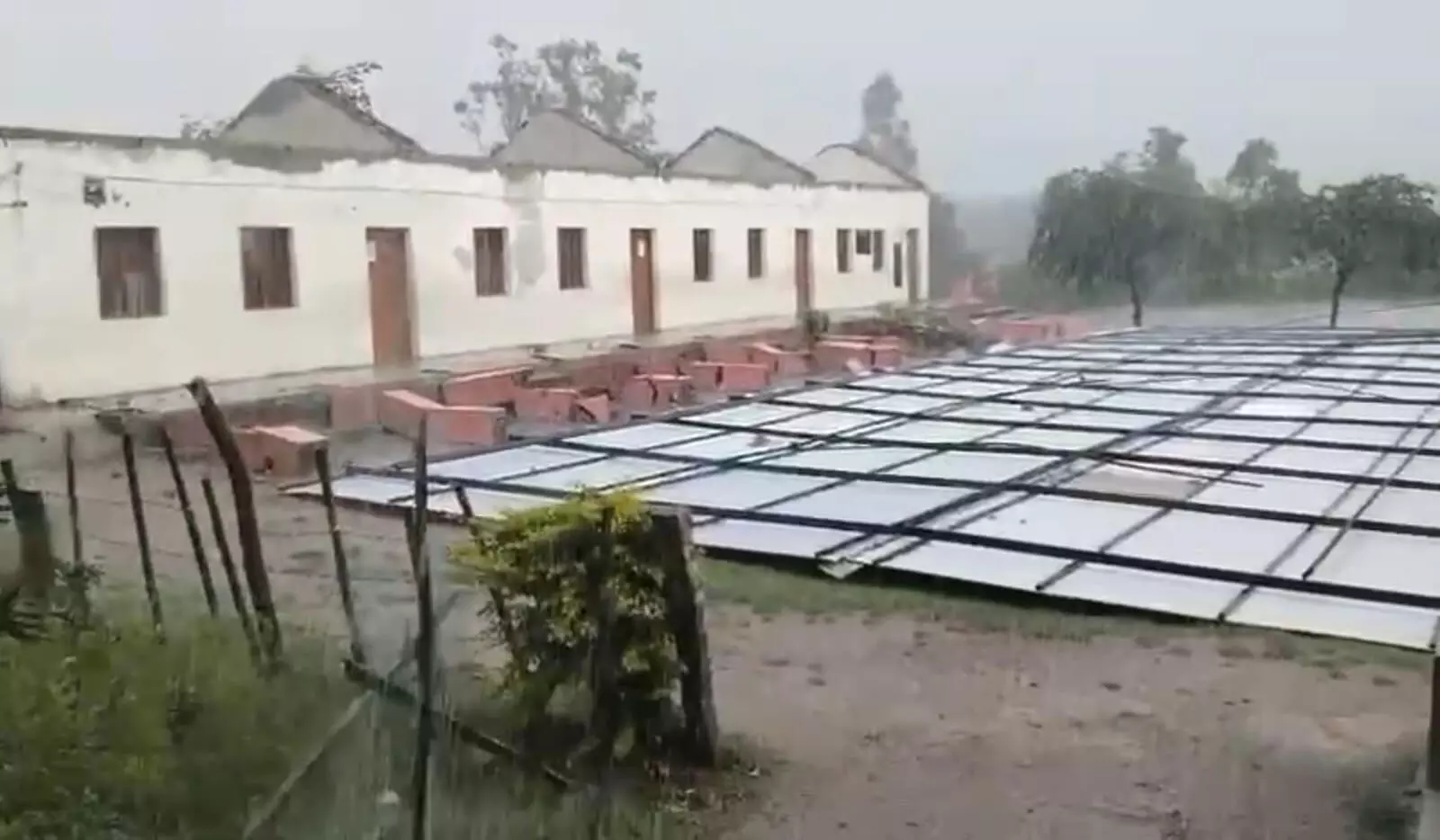 ಬೇಲೂರು: ಬಿರುಗಾಳಿ ಮಳೆಗೆ ಹಾರಿದ ಶಾಲಾ ಕೊಠಡಿಯ ಮೇಲ್ಛಾವಣಿ