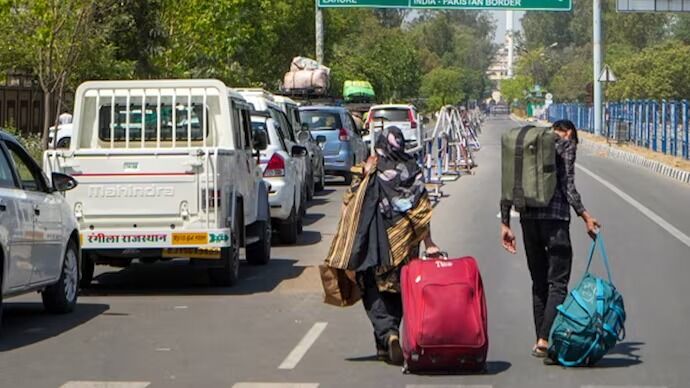ಕಳೆದೆರಡು ದಿನಗಳಲ್ಲಿ ಅಟ್ಟಾರಿ ಮೂಲಕ ಭಾರತವನ್ನು ತೊರೆದ 272 ಪಾಕ್ ಪ್ರಜೆಗಳು; ಕೊನೆಯ ದಿನವಾದ ರವಿವಾರವೂ ಸರತಿ ಸಾಲು